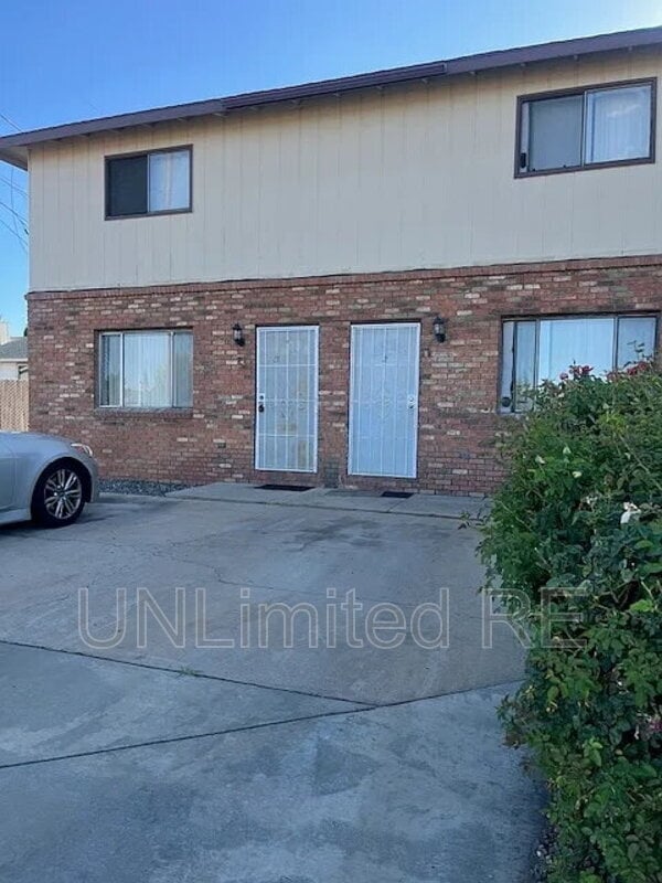 Building Photo - 4400 N Robert Rd