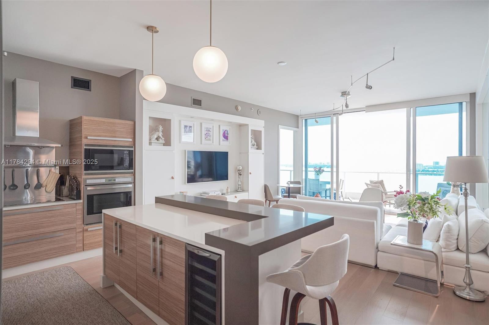 Building Photo - 2020 N Bayshore Dr