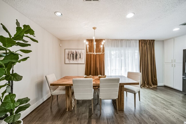 Building Photo - 5719 Viking Dr