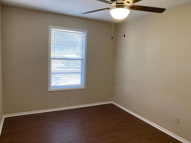 Building Photo - 5 BEDROOM HOME !!!!