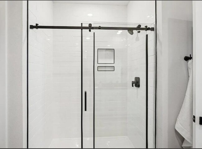 Building Photo - 3411 N Val Vista Dr