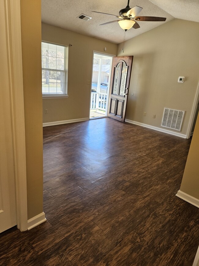 Building Photo - 104 Spring Hill Dr