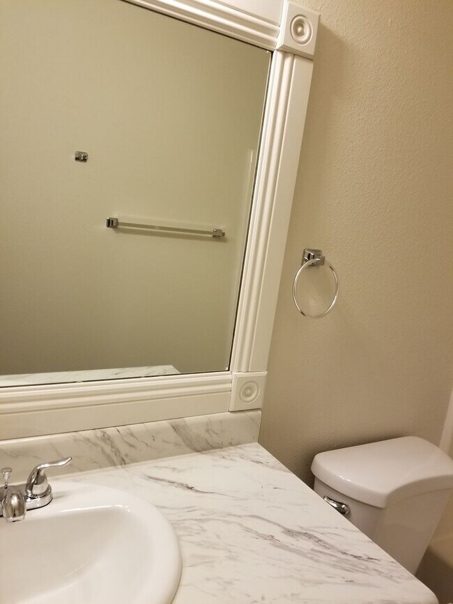 Building Photo - Centrally Located Condo in Nice Complex