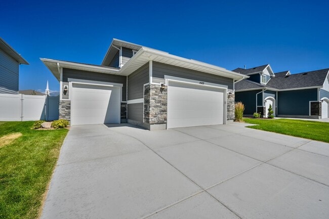 Building Photo - Beautiful Spacious Home in Bluffdale!