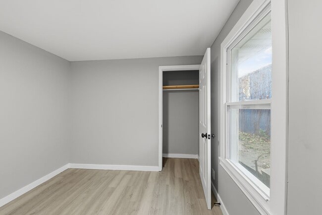 Building Photo - 228 E Siebenthaler Ave