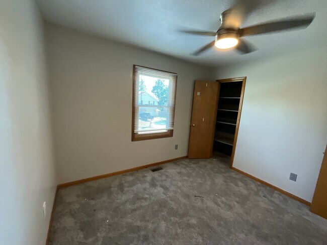 Building Photo - Large Home for Rent in Independence