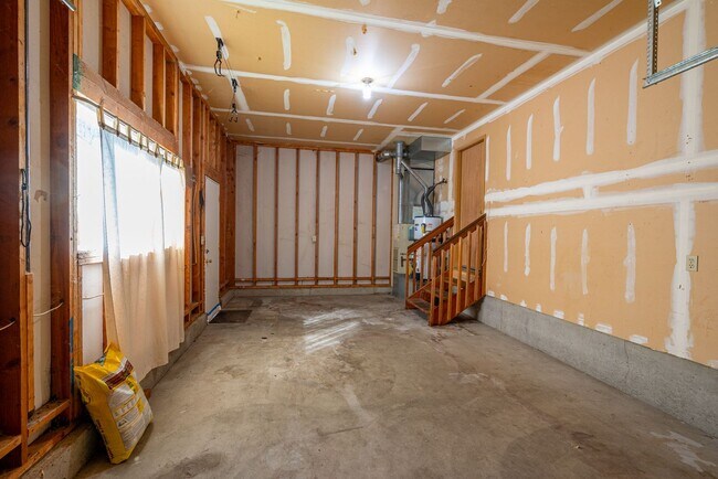 Building Photo - 3 Bed 2 Bath House with all new flooring!