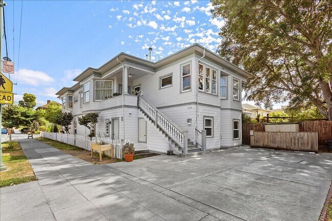 Primary Photo - 2162 Santa Clara Ave