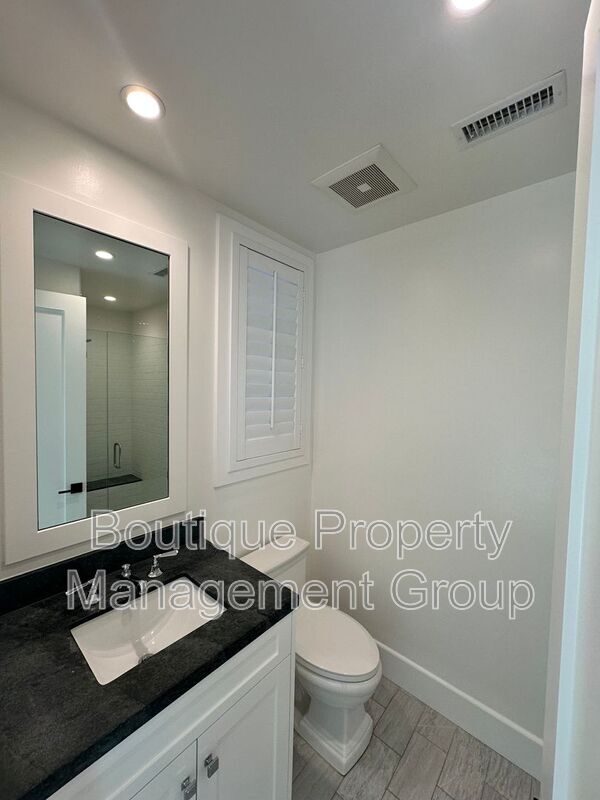 Building Photo - 514 Avocado Ave