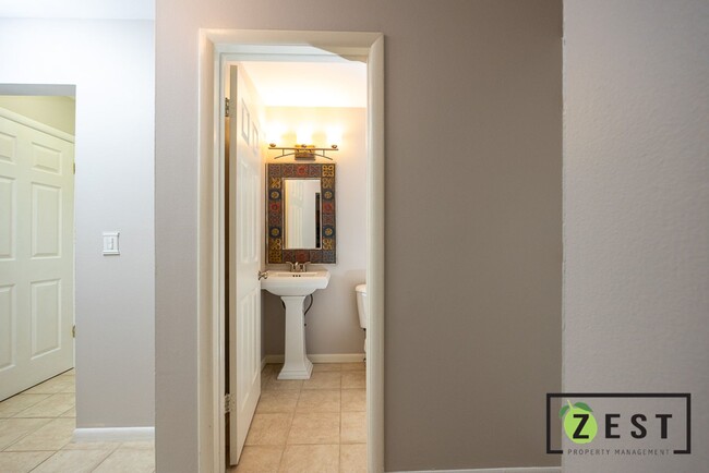 Building Photo - 415 N Fox Hills Dr