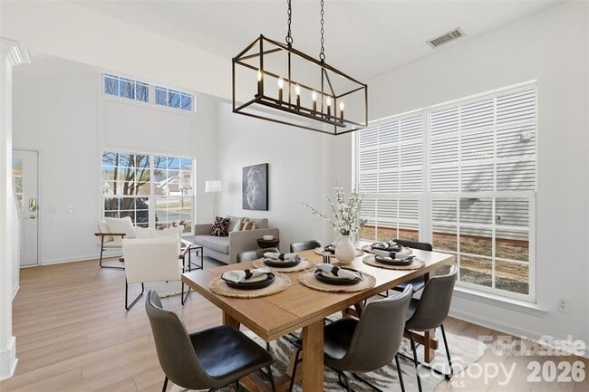 Building Photo - 2443 Normancrest Ct