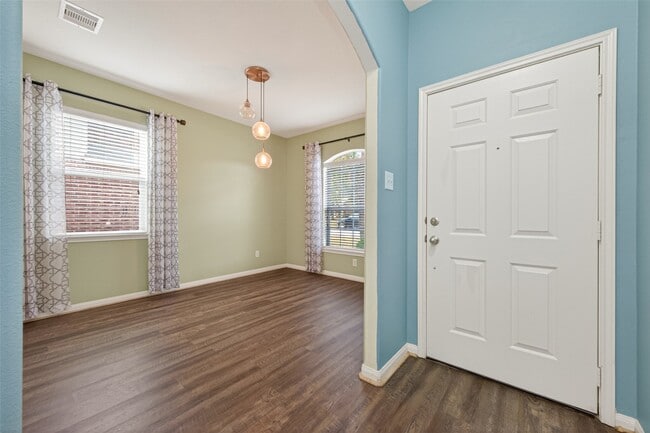 Building Photo - 30914 W Lost Creek Blvd