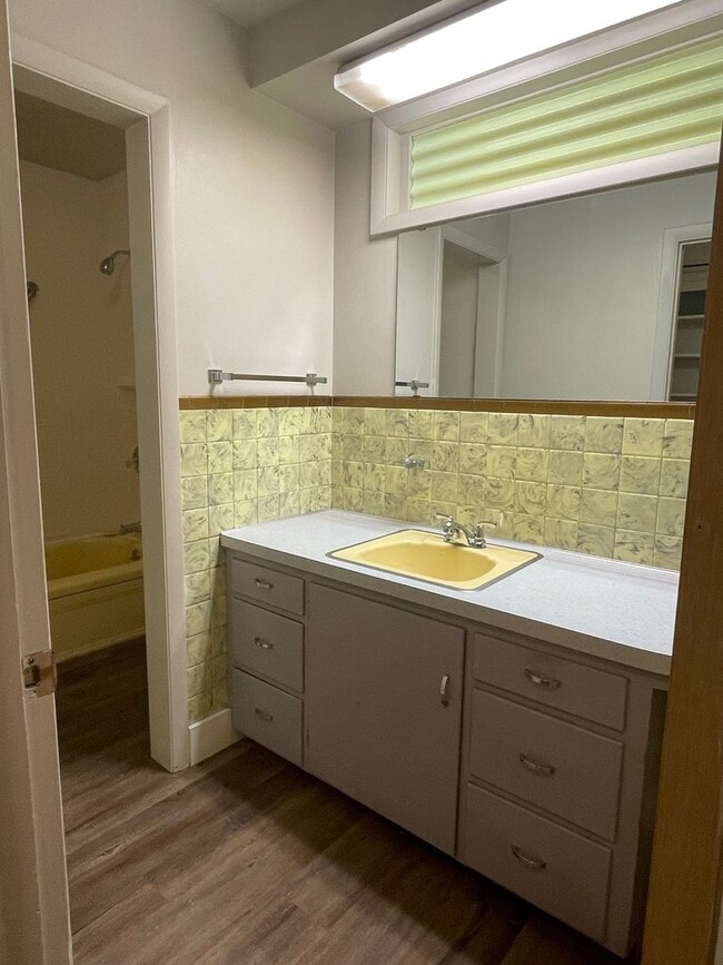 Building Photo - STUDENTS WELCOME! Sprawling Ranch Style 3 Bedroom 3 Bath Home w/ finished basement in Midtown For...