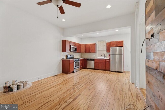 Building Photo - 448 Roxborough Ave