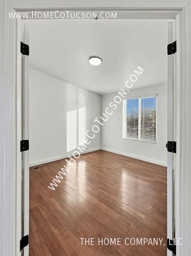 Building Photo - 5840 E Dakota Rd