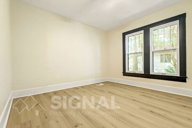 Building Photo - 425 Oak St