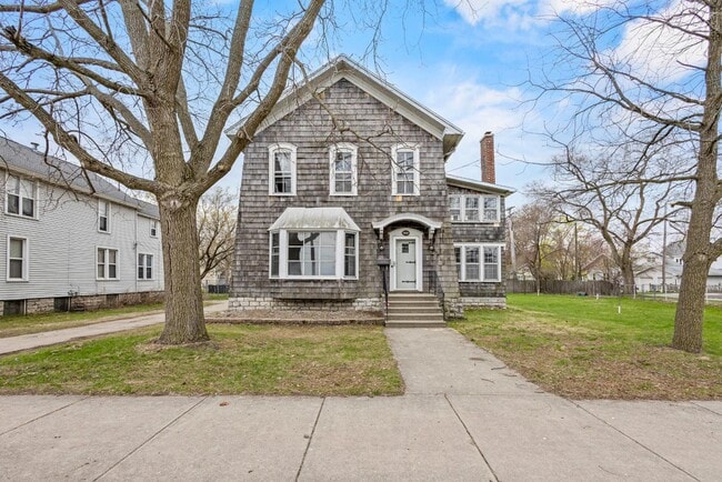 Building Photo - 335 1st St