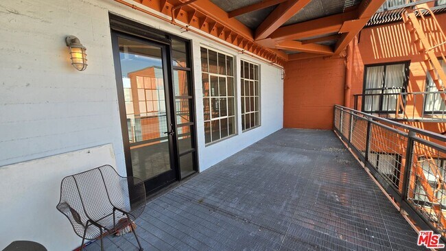 Building Photo - 746 S Los Angeles St