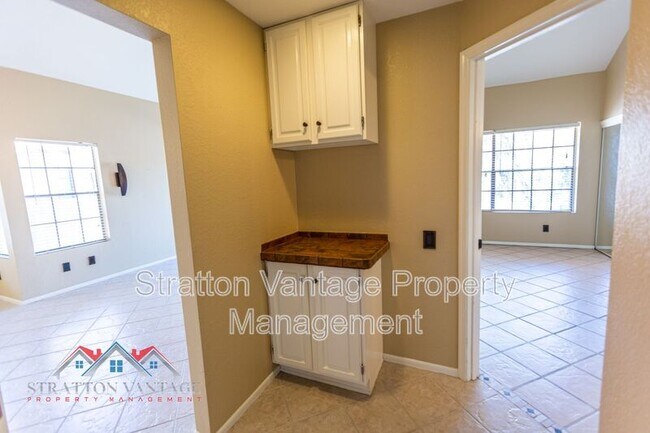 Building Photo - 10015 E Mountain View Rd