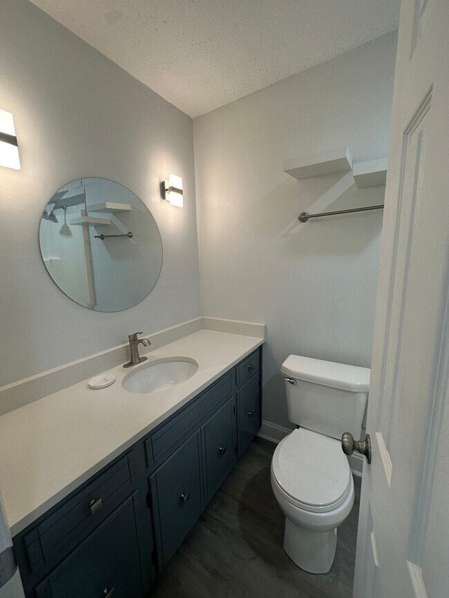 Building Photo - Beautifully Remodeled 4Bed/2.5Bath Townhome