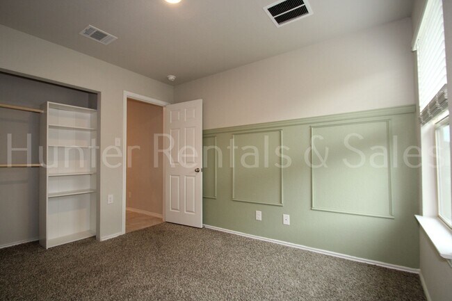 Building Photo - Modern Style Three Bedroom Home