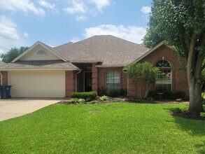 Building Photo - BURLESON 3/2/2 HOME