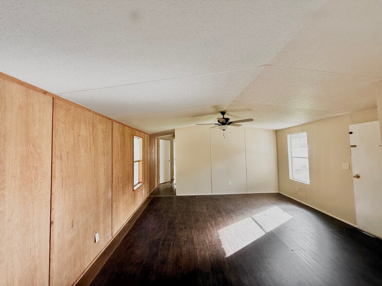 Building Photo - 110 S Rustic Ln