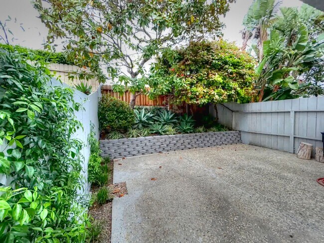 Building Photo - 33936 Alcazar Dr