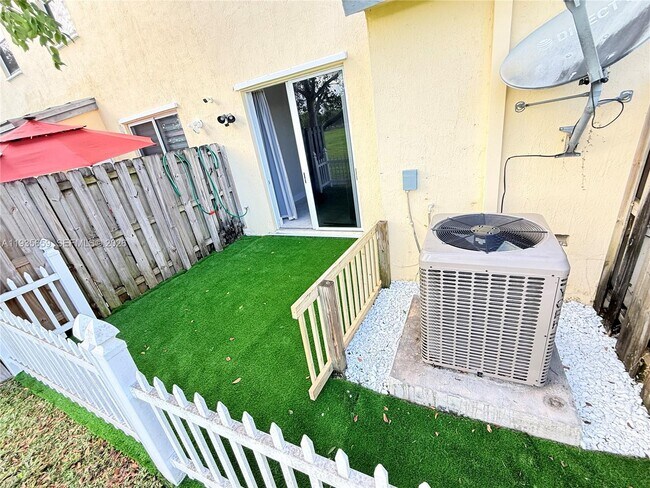 Building Photo - 134 SE 28th Ter