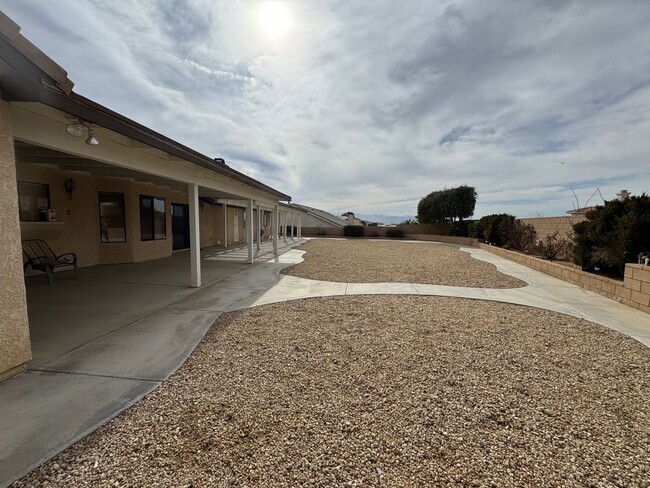 Building Photo - Beautiful Desert Knolls Home/ split floor ...