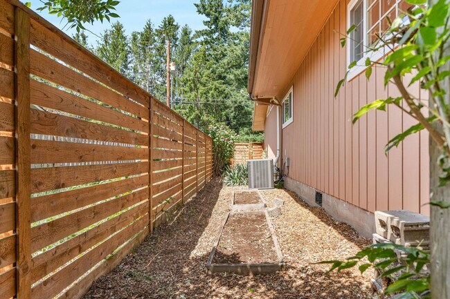 Building Photo - Charming 3-bdrm/2-bath Mid-Century ranch—A...