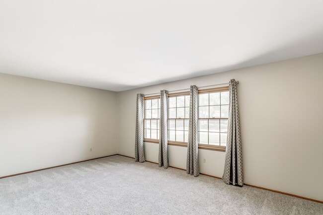 Building Photo - Spacious 3 bedroom 2 bath Duplex ***1/2 off first month's rent!!!***