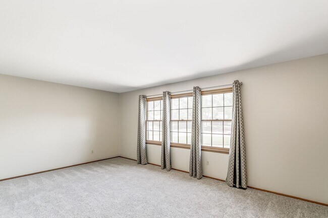 Building Photo - Spacious 3 bedroom 2 bath Duplex