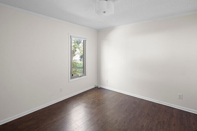 Building Photo - 201 Racquet Club Rd