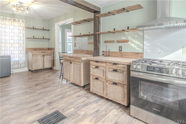 Building Photo - 363 Brainard St