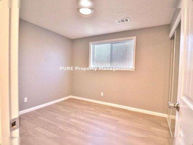 Building Photo - 3 Bedroom 2 Bath Condo in Golden
