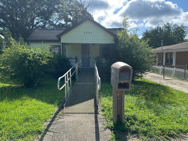 Primary Photo - 1135 N Clarke St