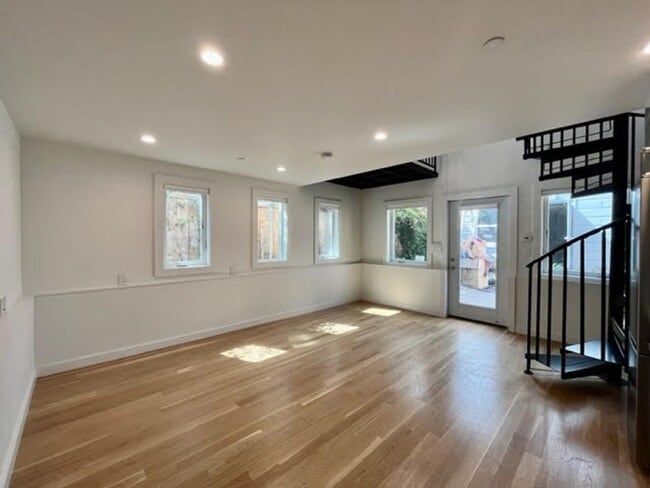 Building Photo - Recently Constructed, Fully Detached, Garden Unit, Utilities Included**