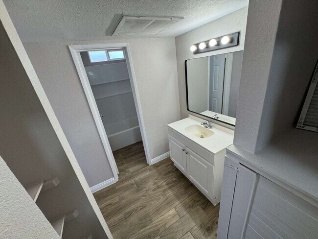 Building Photo - Affordable 2 Bed | 1 Bath Multi-Family Unit – Las Vegas