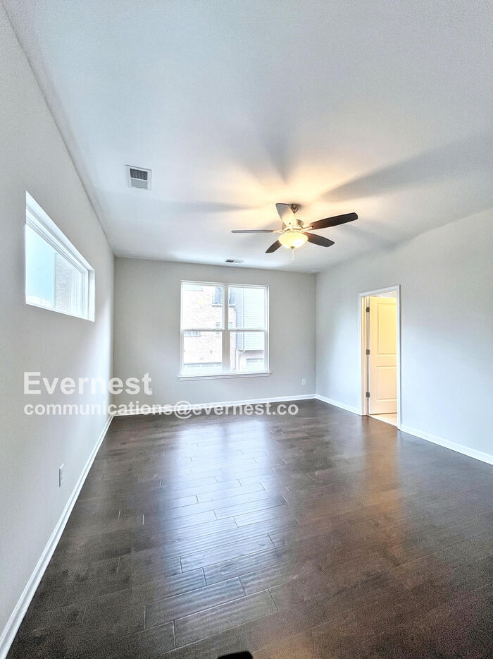 Building Photo - 533 Moore Ave