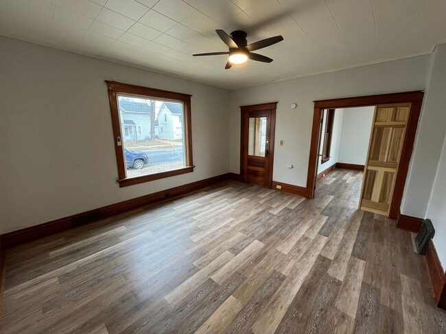 Building Photo - 902 S 4th Ave