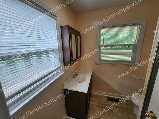 Building Photo - Spacious 3 bedroom 2 bathroom house