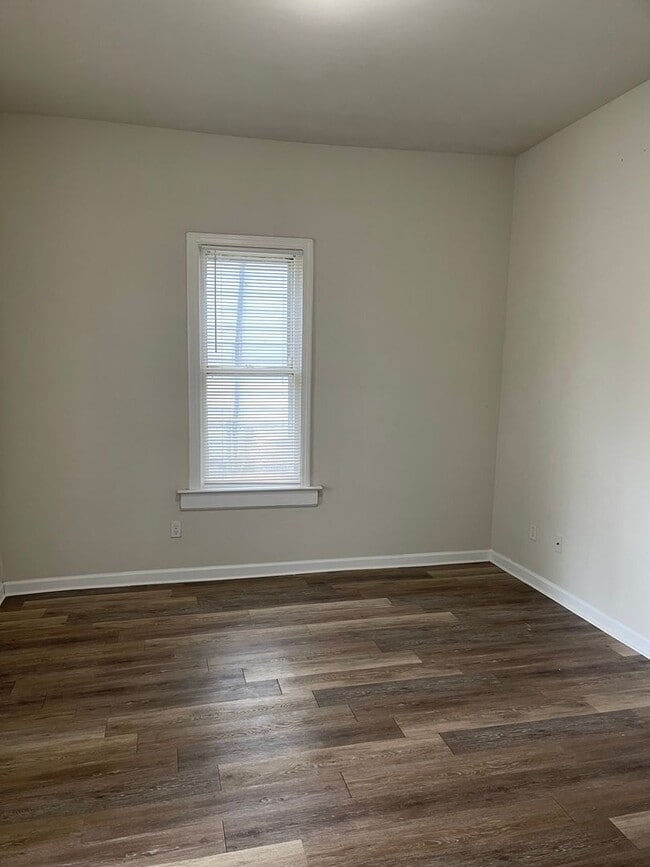 Building Photo - Lease Starts June 1. No rent until July!!
