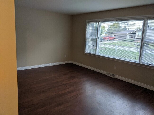 Building Photo - 298 Cranbrook Dr