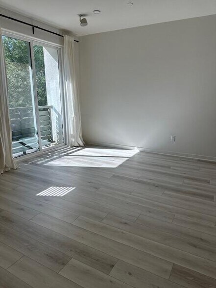 Living room 2nd floor - 9424 Shade Pl