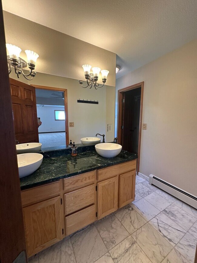 Building Photo - 850 Mountain View Dr