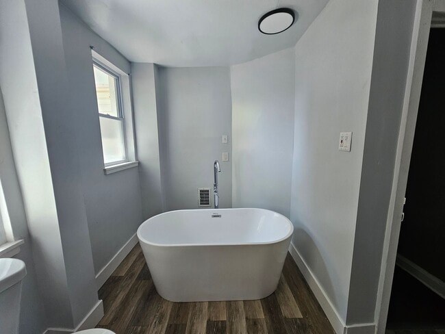 Building Photo - Newly updates 2 bedroom 1 bath for rent in...