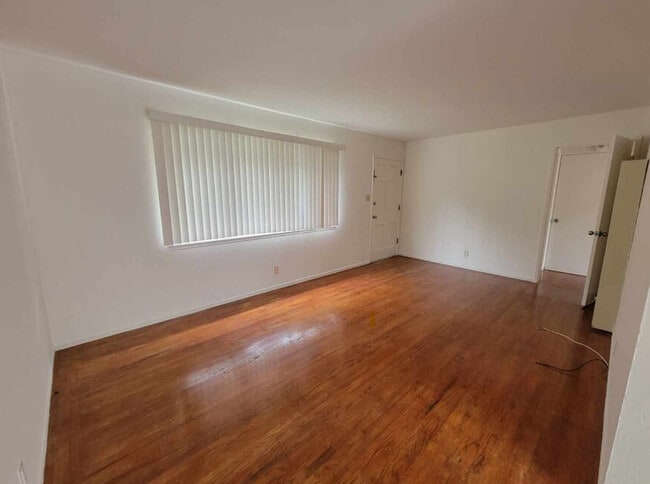 Building Photo - 335-341 Easy St