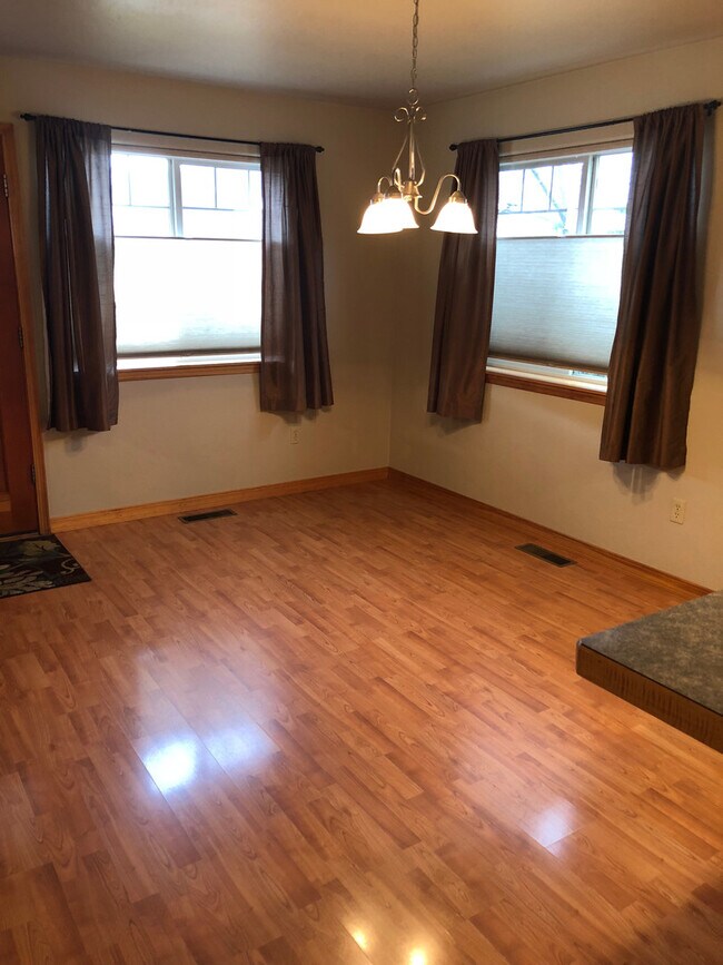 Building Photo - 3 Bedroom 2.5 Bath Condo across from Outla...