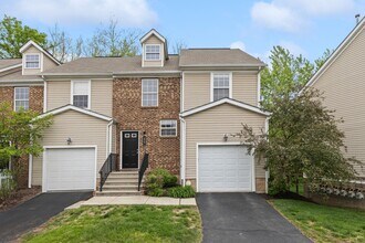 Building Photo - Modern 2-Bed Townhome with Vaulted Master & Private Deck – Prime Columbus Location!